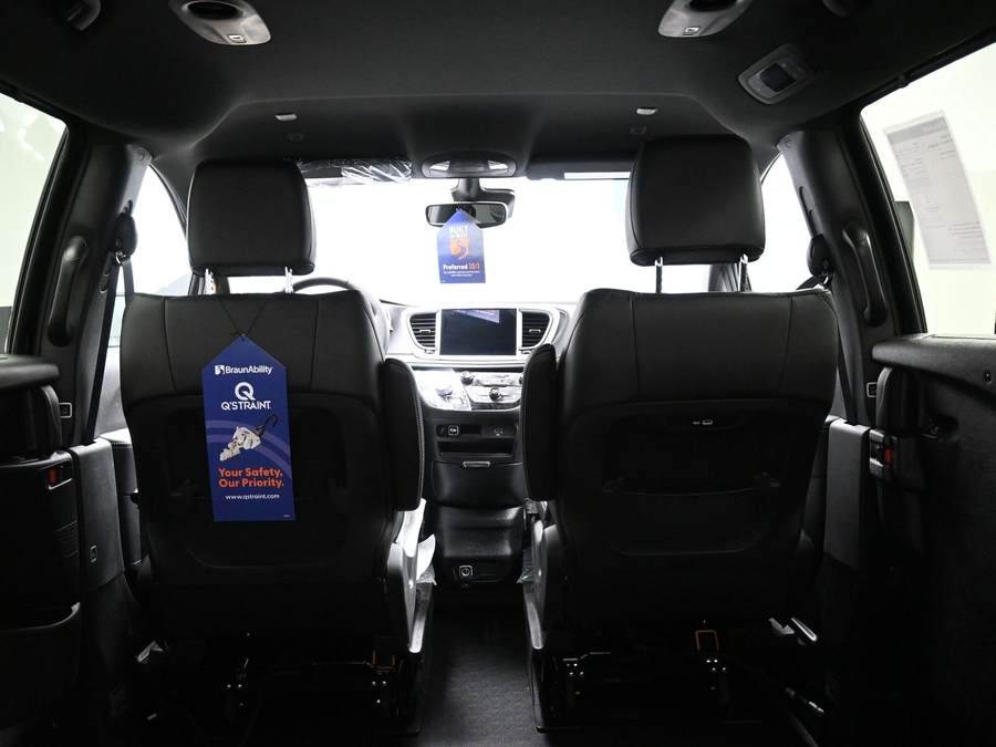 Black Chrysler Pacifica image number 14