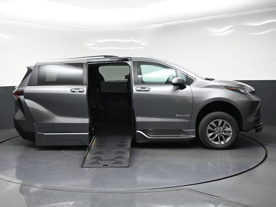 New 2026 Toyota Sienna Hybrid XLE Add - BraunAbility Side Entry Fold Out Automatic Ramp