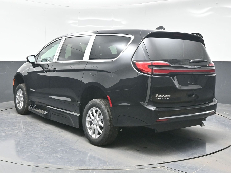 Black Chrysler Pacifica image number 4