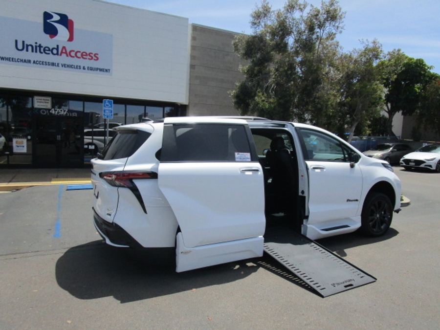 New 2026 Toyota Sienna Hybrid XSE Sport - BraunAbility Side Entry Entry In Floor Automatic Ramp