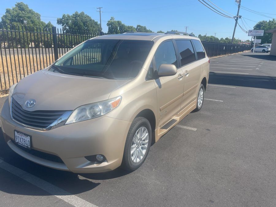 Used 2013 Toyota Sienna XLE Base - BraunAbility Side Entry Entry Fold Out Automatic Ramp
