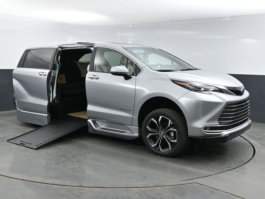 2025 Toyota Sienna Platinum's photo