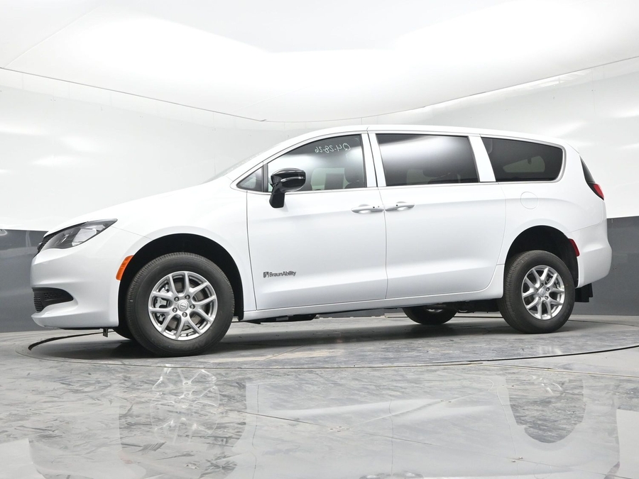 White Chrysler Voyager image number 18