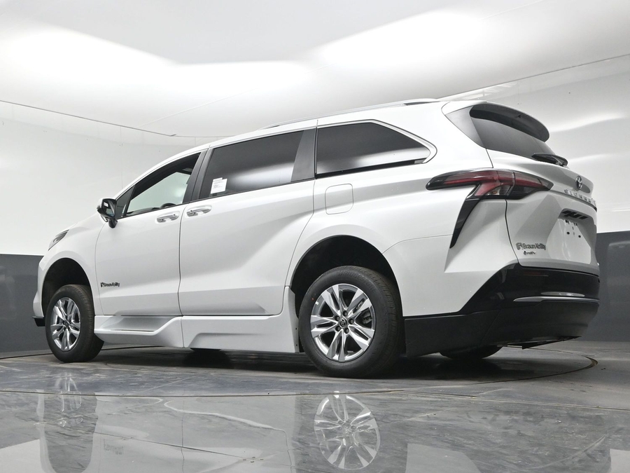 New 2026 Toyota Sienna Hybrid Limited - BraunAbility Side Entry In Floor Automatic Ramp