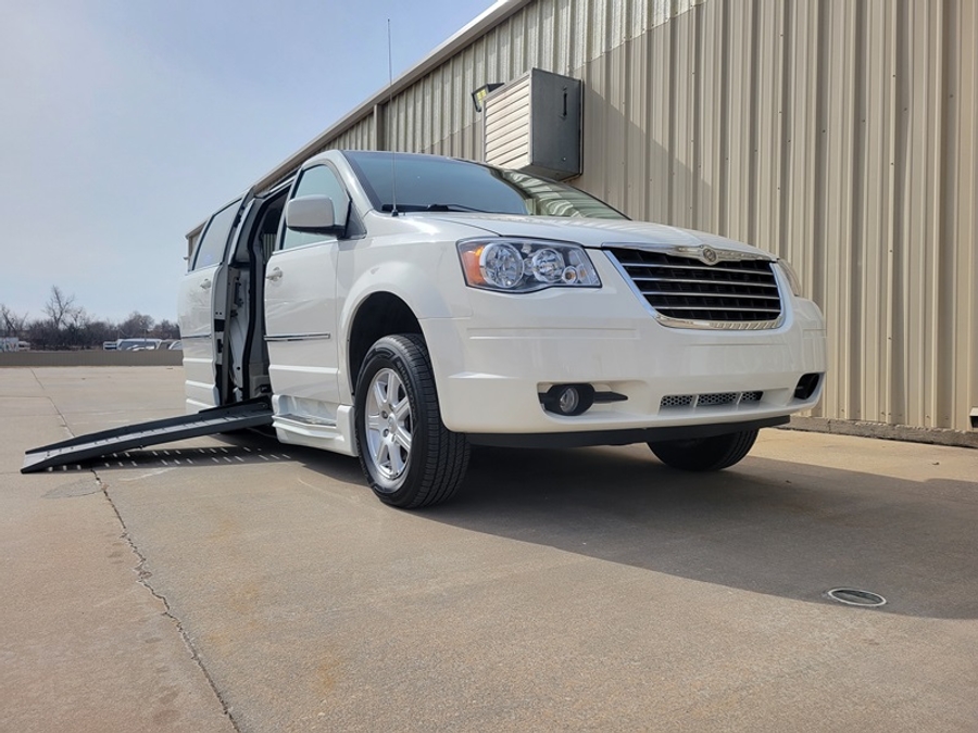Used 2010 Chrysler Town and Country Touring - BraunAbility Side Entry Entry Fold Out Automatic Ramp