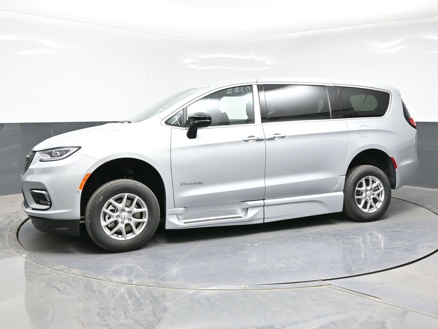 Silver Chrysler Pacifica image number 2
