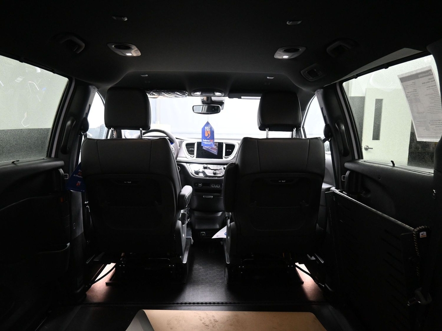 White Chrysler Pacifica image number 14