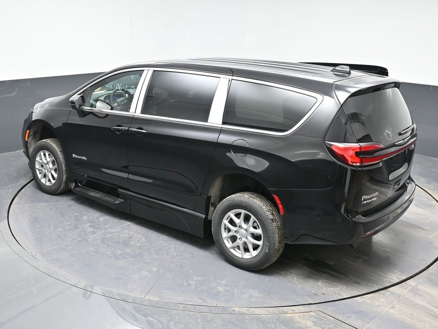 Black Chrysler Pacifica image number 13