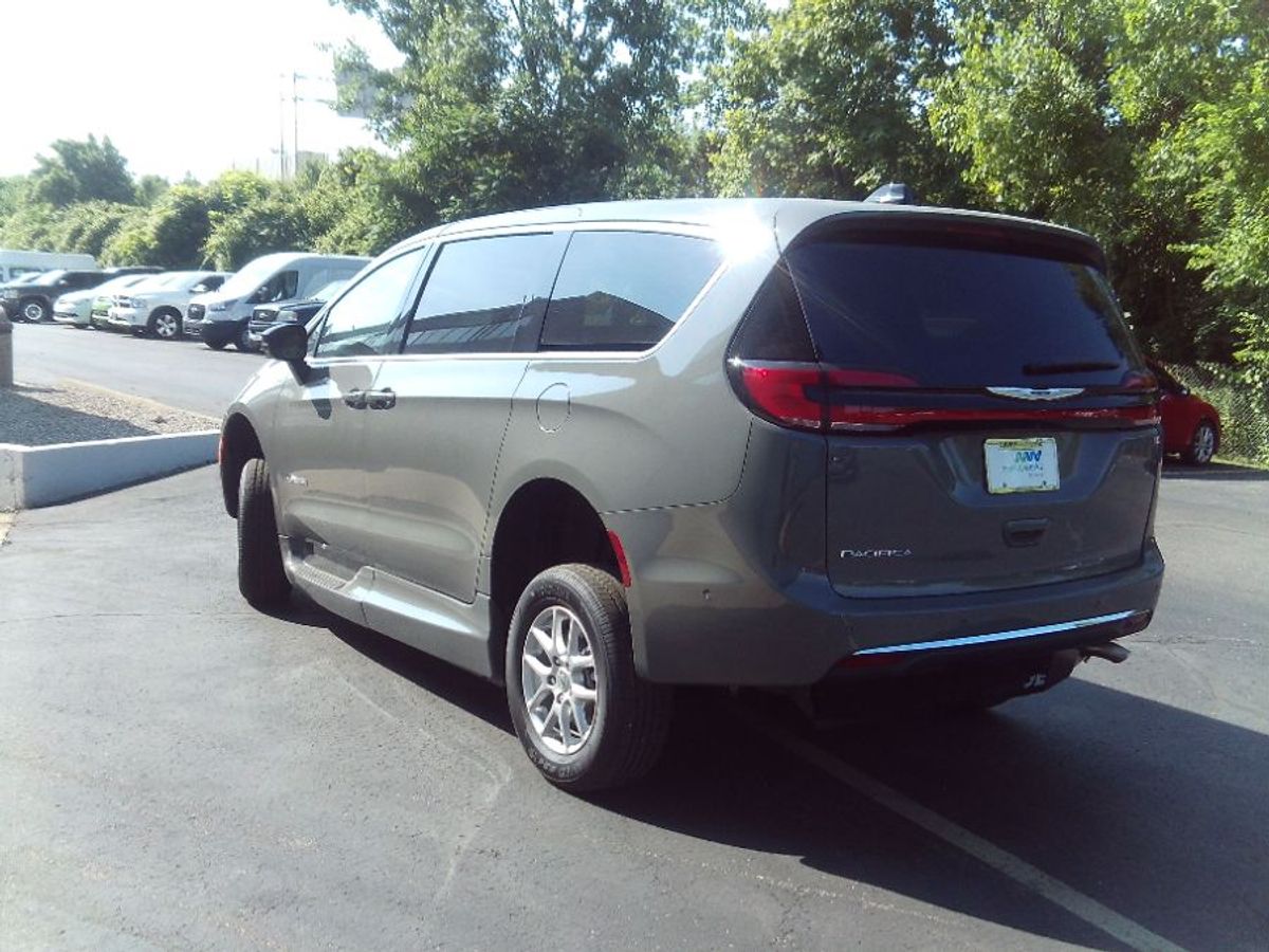 Grey Chrysler Pacifica image number 15