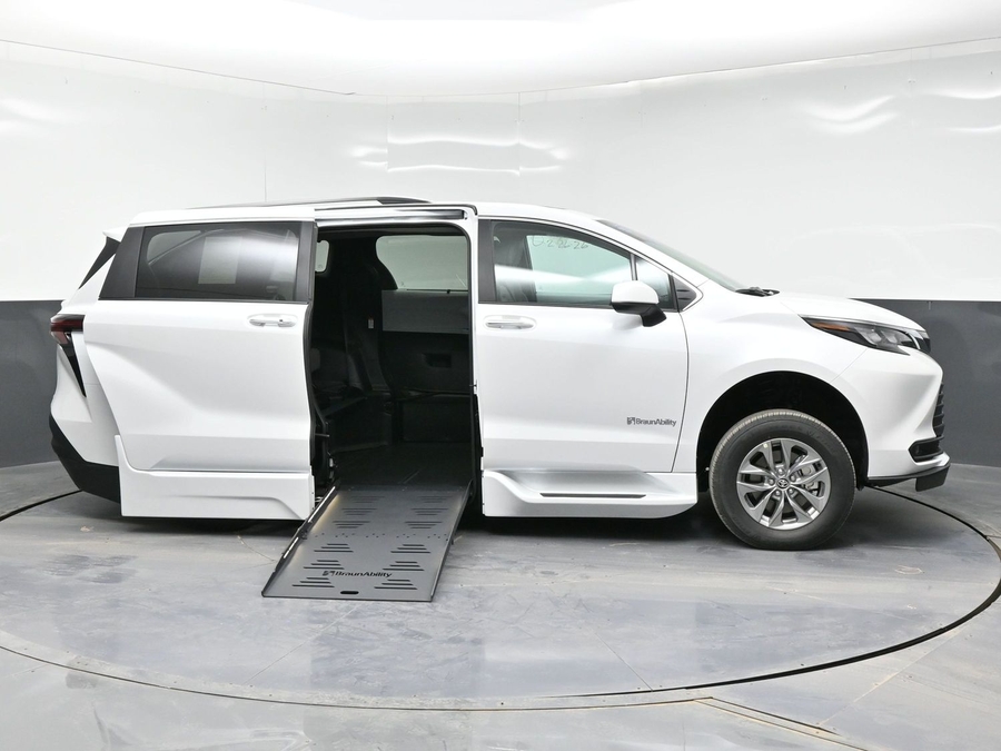 New 2026 Toyota Sienna Hybrid XLE Add - BraunAbility Side Entry Entry Fold Out Automatic Ramp
