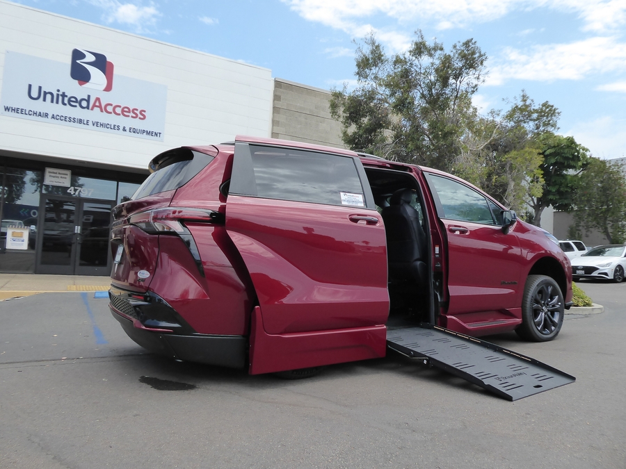 New 2026 Toyota Sienna Hybrid XSE Sport - BraunAbility Side Entry Fold Out Automatic Ramp