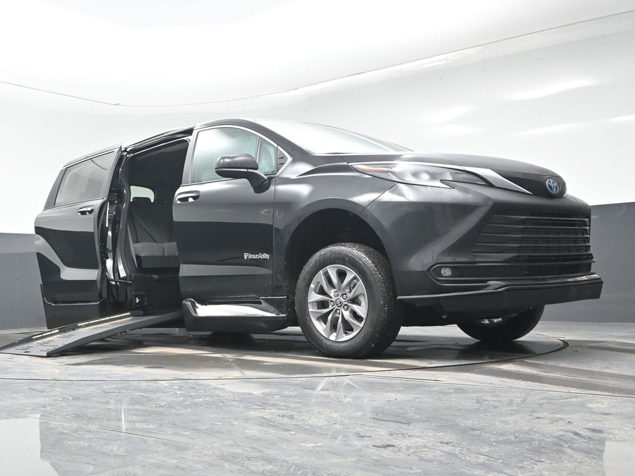 Black Toyota Sienna image number 18