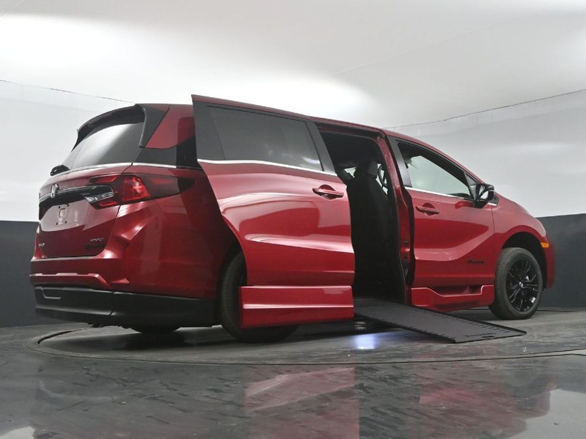 Red Honda Odyssey image number 20