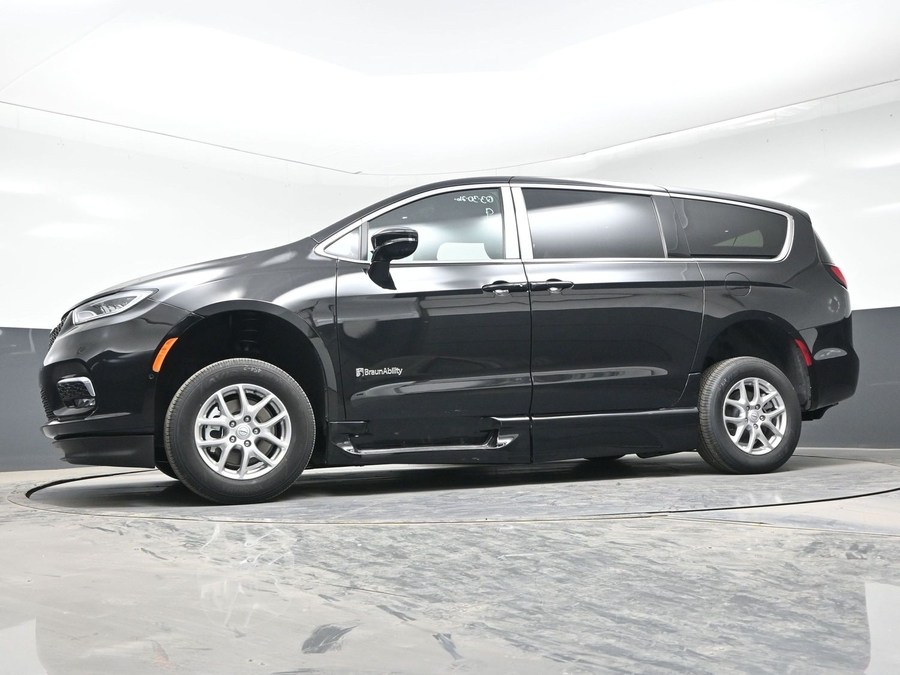 Black Chrysler Pacifica image number 16