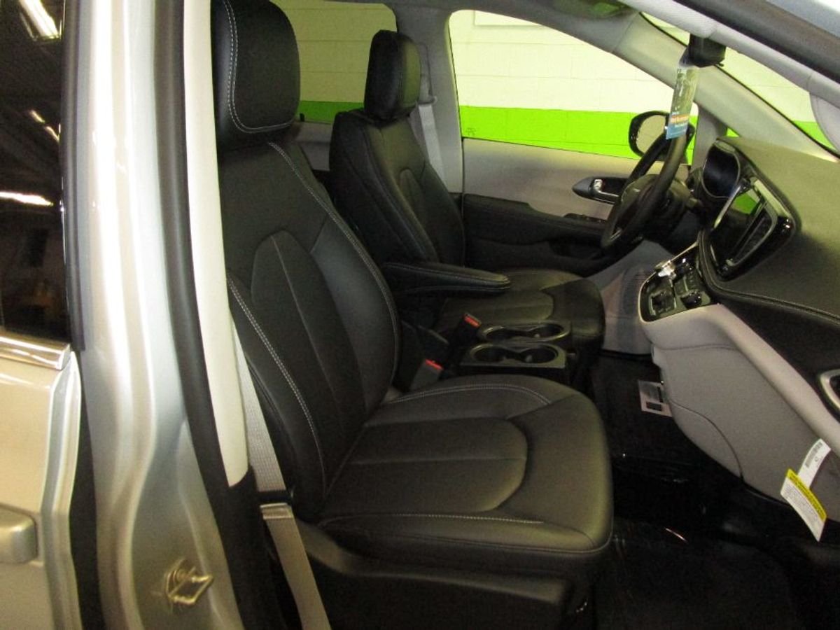 2024 Chrysler Pacifica Touring L - Photo 15