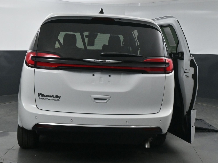 New 2025 Chrysler Pacifica Select Safety - BraunAbility Side Entry Entry In Floor Automatic Ramp