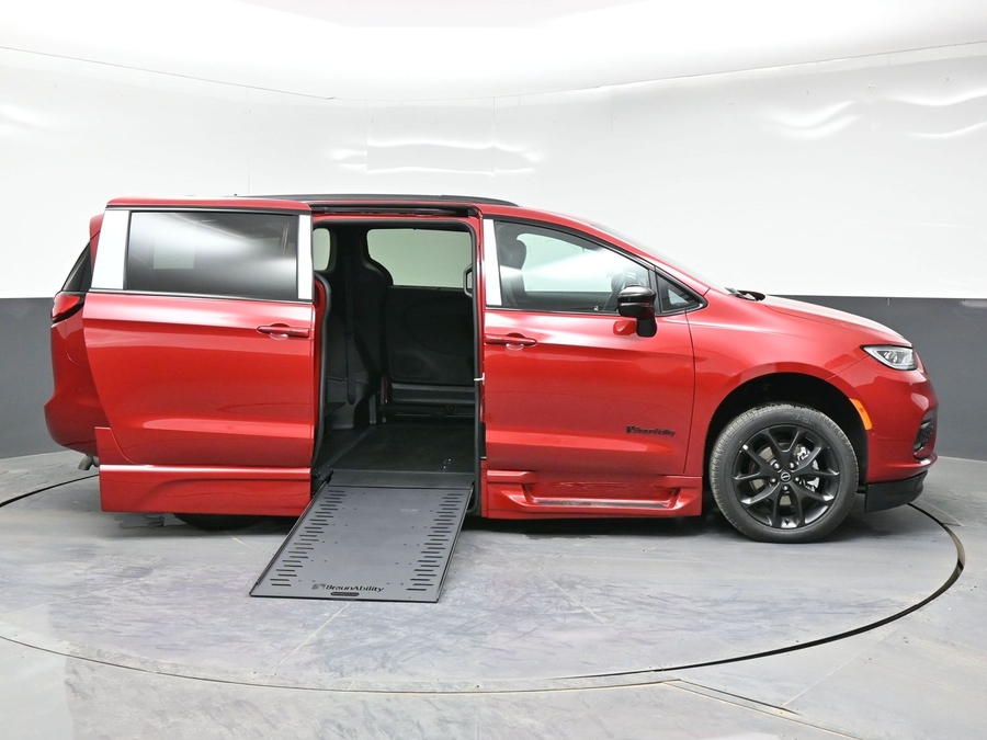 New 2026 Chrysler Pacifica Select Sport - BraunAbility Side Entry In Floor Automatic Ramp