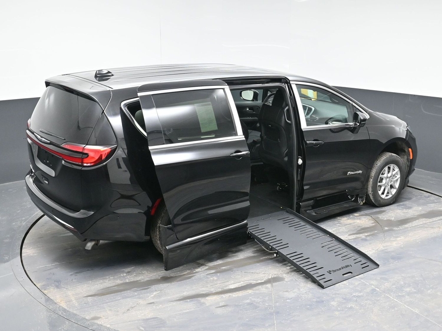 Black Chrysler Pacifica image number 14