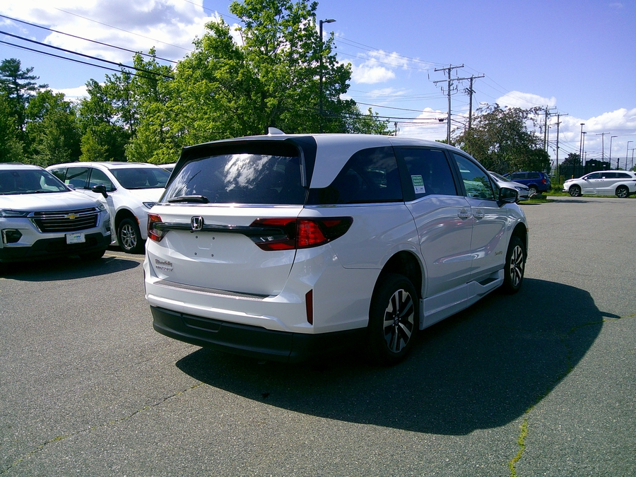 White Honda Odyssey image number 8