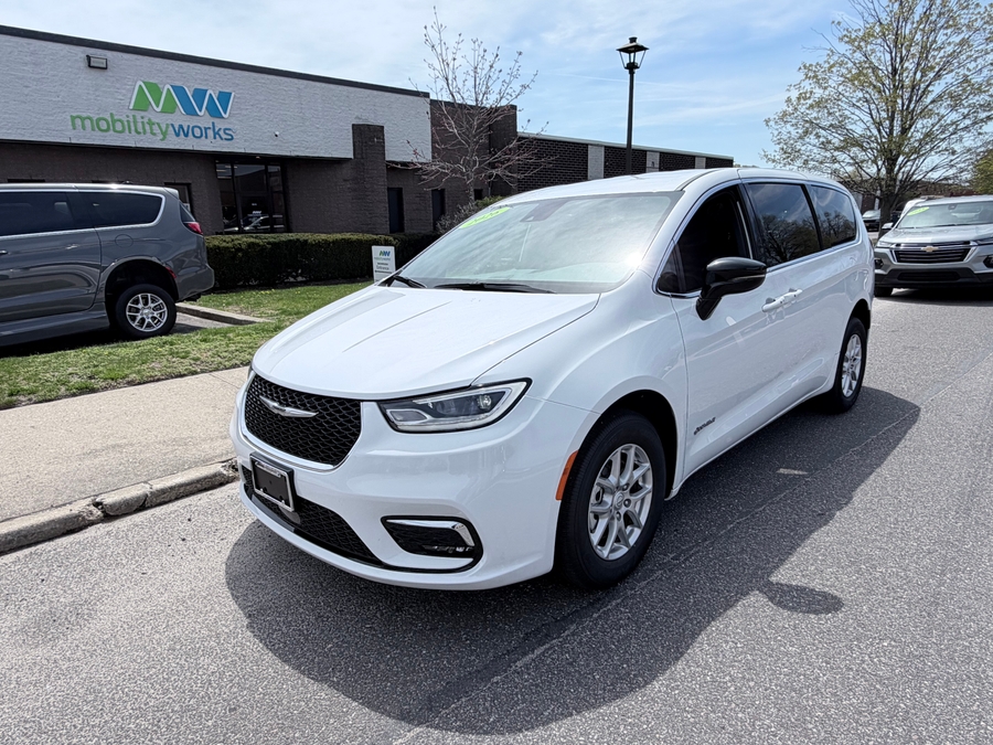 White Chrysler Pacifica image number 2