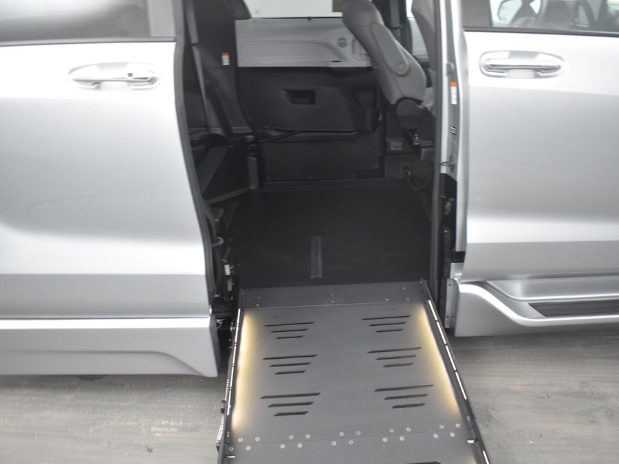 New 2025 Toyota Sienna Hybrid XLE Base - BraunAbility Side Entry Entry Fold Out Automatic Ramp