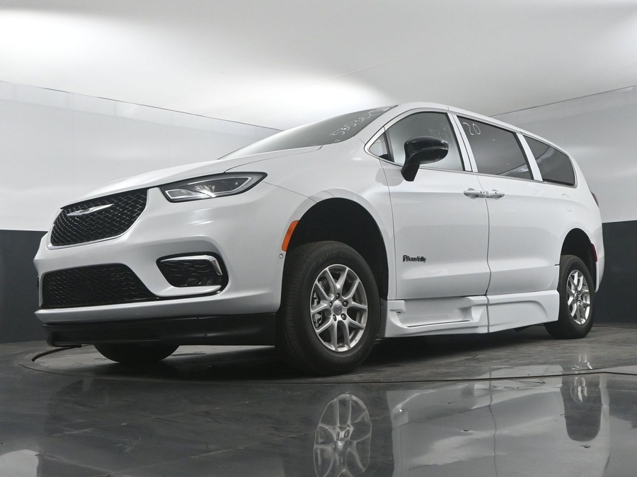 New 2025 Chrysler Pacifica SELECT PLUS - BraunAbility Side Entry Entry In Floor Automatic Ramp
