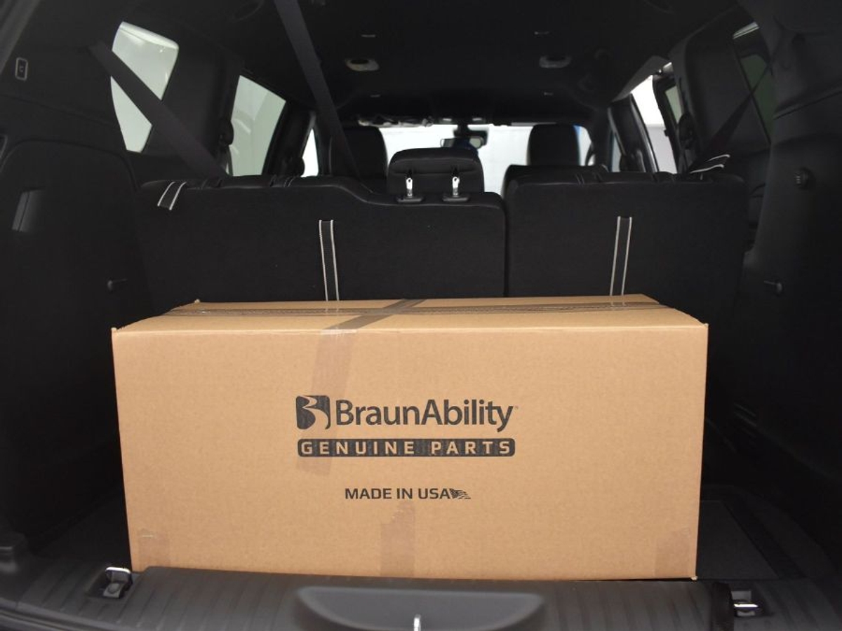 Black Chrysler Pacifica image number 13