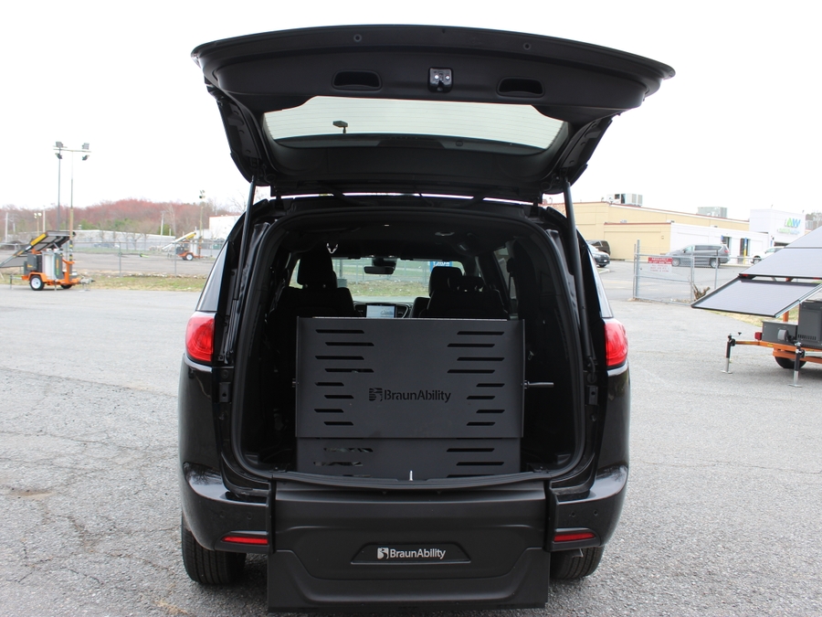 Black Chrysler Voyager image number 15