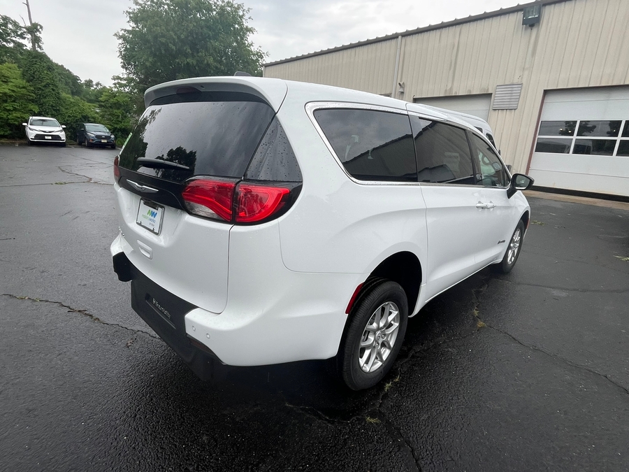 White Chrysler Voyager image number 6