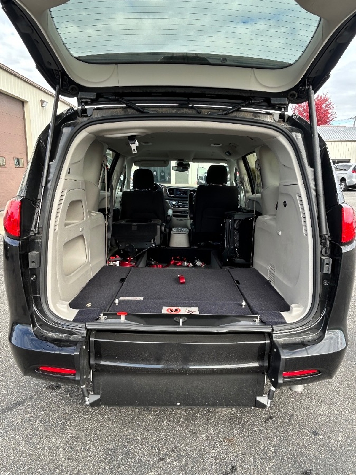 Black Chrysler Voyager image number 11