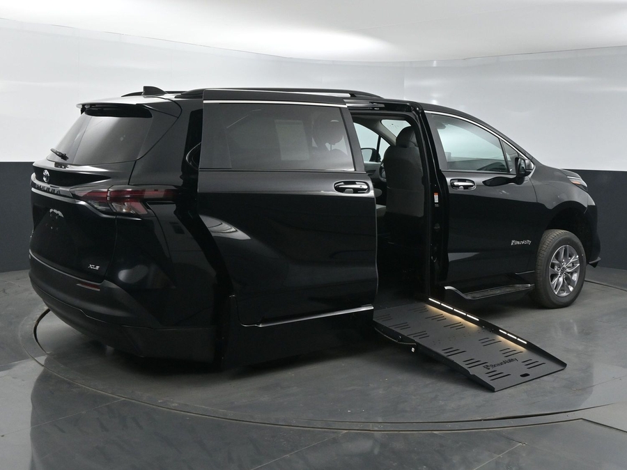 New 2025 Toyota Sienna Hybrid XLE Plus - BraunAbility Side Entry Entry Fold Out Automatic Ramp