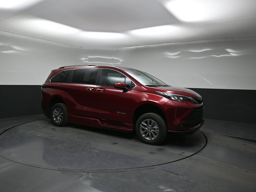 Red Toyota Sienna image number 14