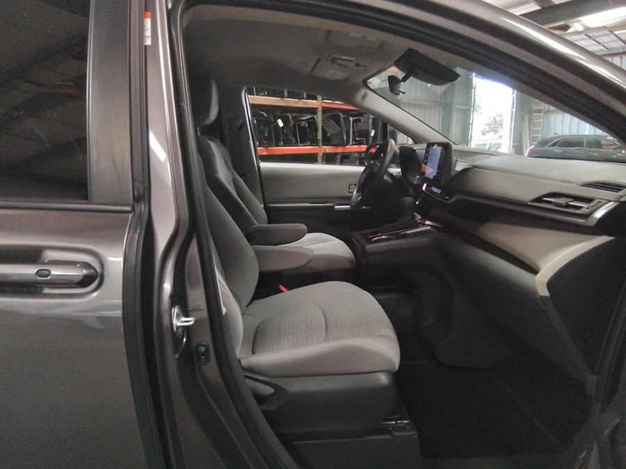Grey Toyota Sienna image number 15