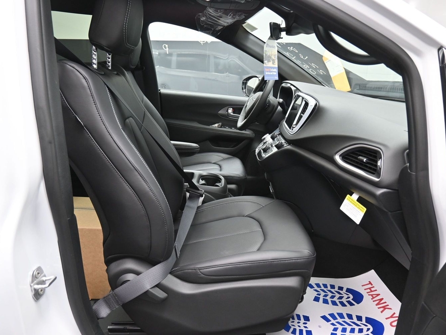 White Chrysler Voyager image number 16