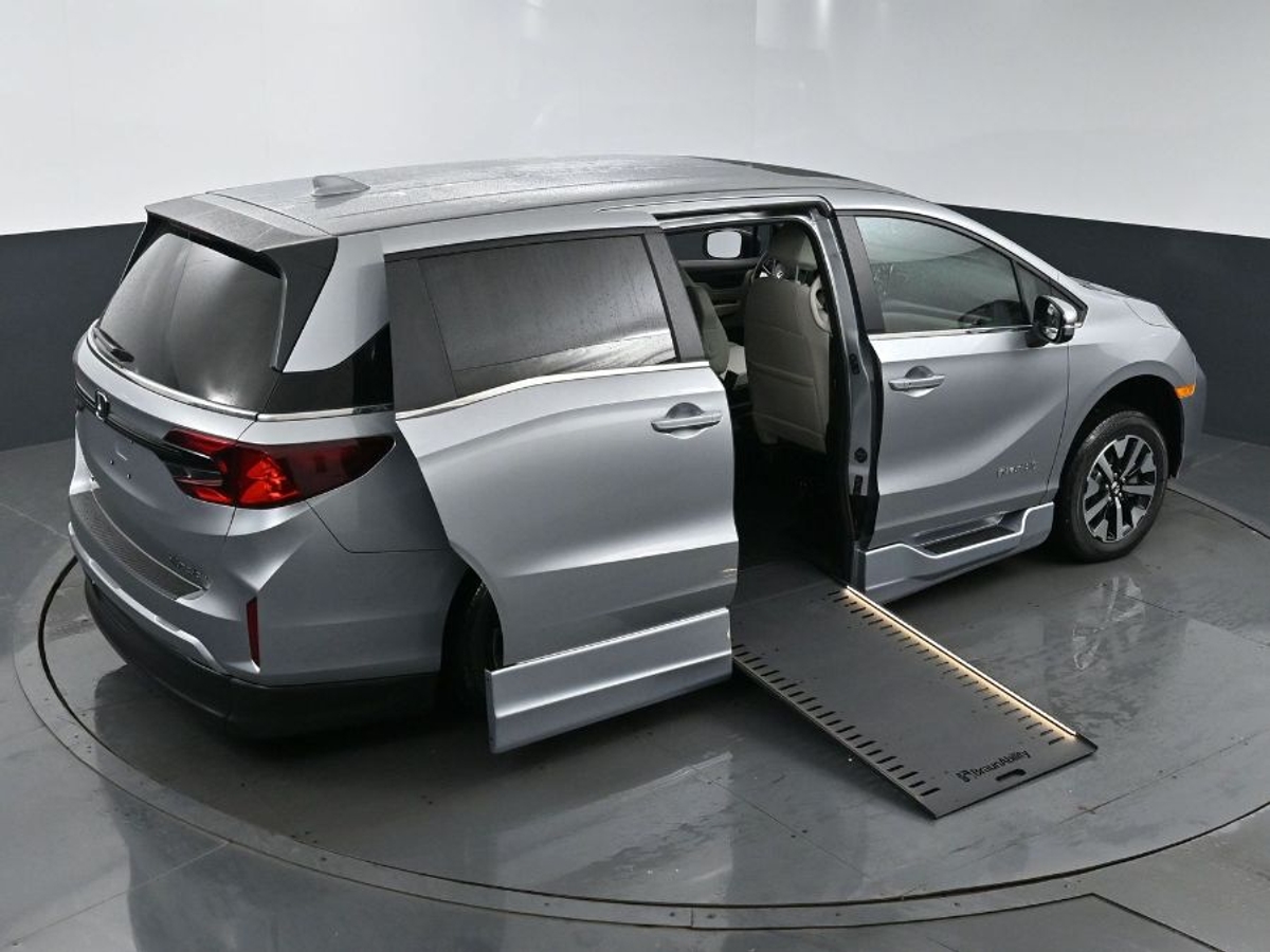 Silver Honda Odyssey image number 25