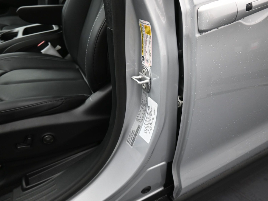 Silver Chrysler Voyager image number 13