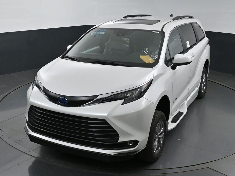 New 2025 Toyota Sienna Hybrid XLE Plus - BraunAbility Side Entry Entry Fold Out Automatic Ramp