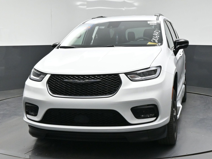 White Chrysler Pacifica image number 1