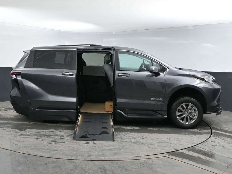 New 2025 Toyota Sienna Hybrid XLE PLUS - BraunAbility Side Entry Entry Fold Out Automatic Ramp