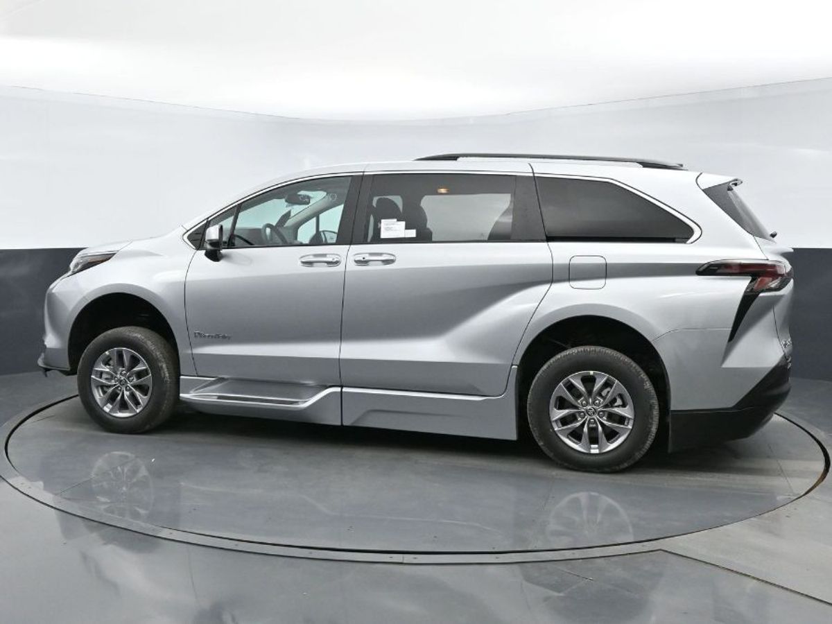 2023 Toyota Sienna XLE - Photo 17