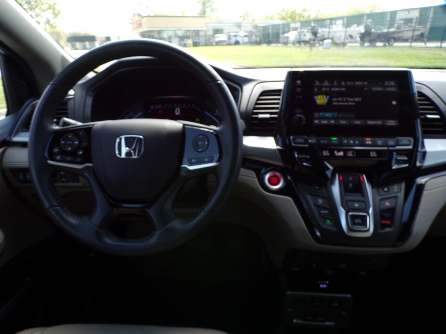 White Honda Odyssey image number 19