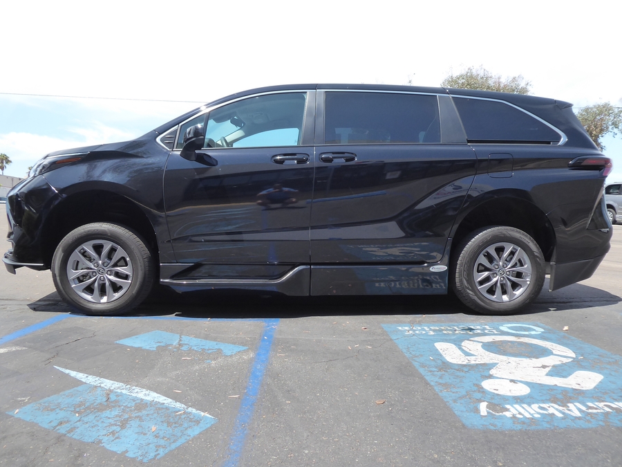 Used 2024 Toyota Sienna Hybrid LE Base - BraunAbility Side Entry Fold Out Automatic Ramp