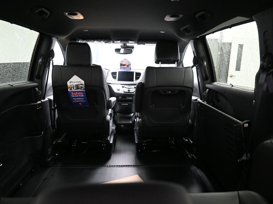 Black Chrysler Pacifica image number 14