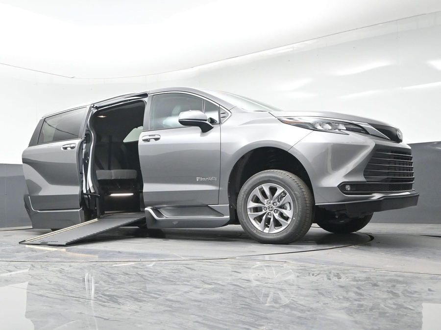 Grey Toyota Sienna image number 15