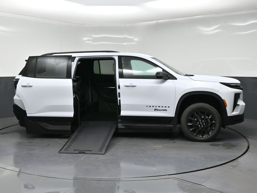 New 2026 Chevrolet Traverse 1LT Midnight - BraunAbility Side Entry In Floor Automatic Ramp
