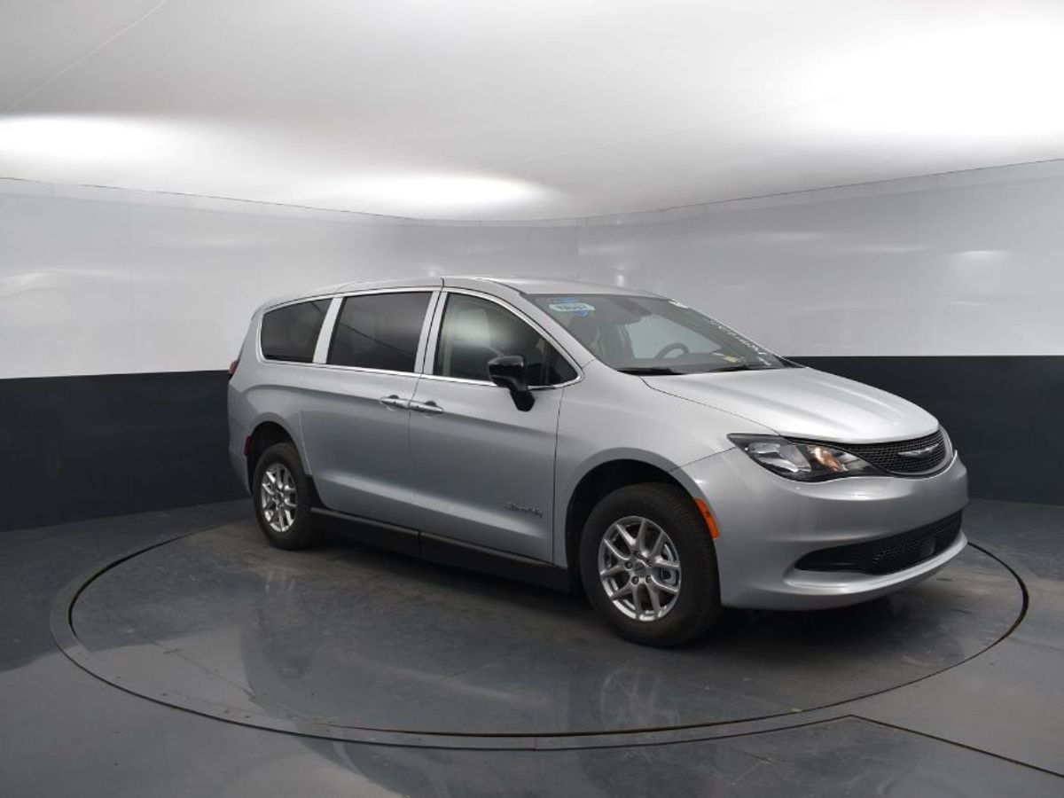 Silver Chrysler Voyager image number 6