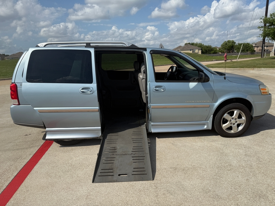 Blue Chevrolet Uplander image number 8