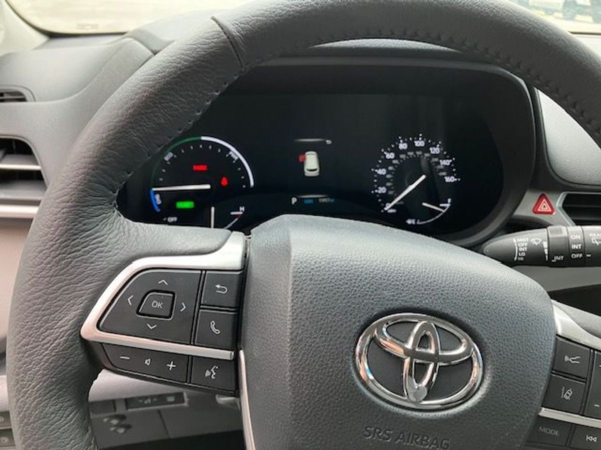 White Toyota Sienna image number 25