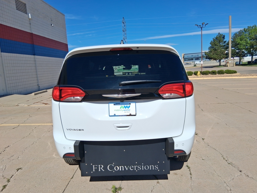White Chrysler Voyager image number 7