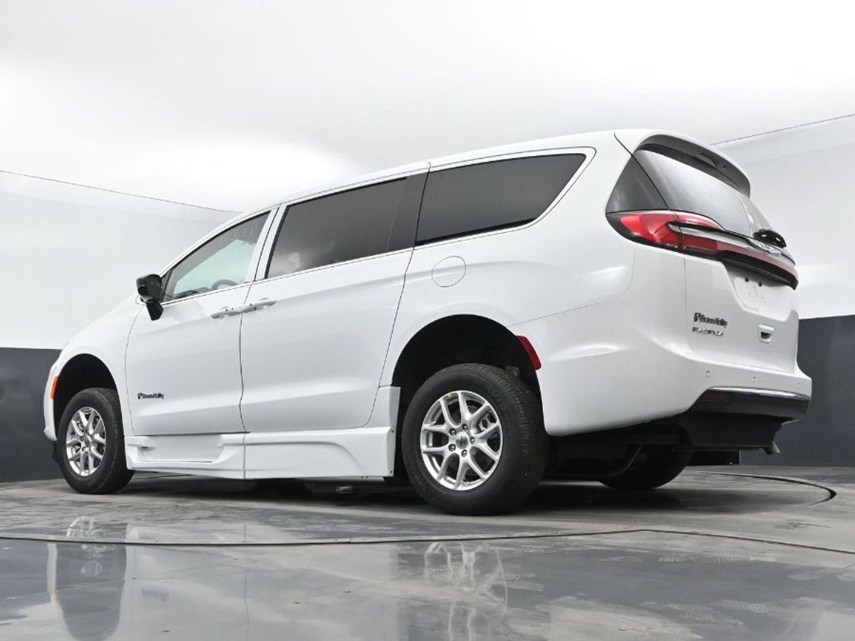 2024 Chrysler Pacifica Touring - Photo 13